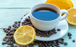 Hausmittel Kaffee mit Zitrone