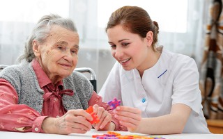 Tipps zur Pflege bei Demenz für Angehörige und Betroffene